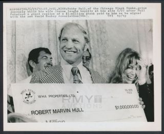 1972 Bobby Hull,  " Jumps To Wha For $1,  000,  000 " Poses With Oversized Check Photo