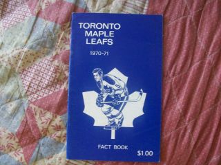 1970 - 71 Toronto Maple Leafs Media Guide Yearbook Program 1971 Darryl Sittler (r)