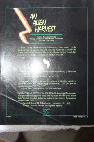 1995 AN ALIEN HARVEST - LINDA MOULTON HOWE Huntingdon Valley PA SOFTCOVER/IL 3