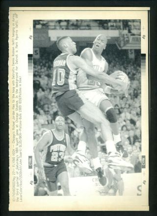 Michael Jordan & Dennis Rodman 1989 Play - Off Press Photo Chicago Bulls Pistons