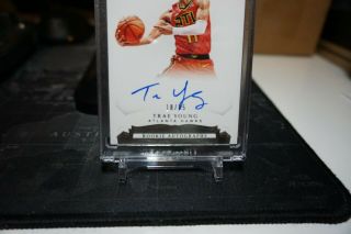 2018 - 19 PANINI Flawless RC Rookie TRAE YOUNG Auto 18/25 - HAWKS ENCASED SP 3