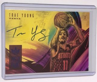 TRAE YOUNG RC AUTO 2018 - 19 PANINI COURT KINGS FRESH PAINT AUTOGRAPH SAPPHIRE /25 2