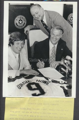 Rare Gordie Howe - Houston Aeros Press Photo 1973 Signs Contract Wha
