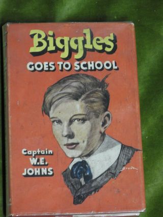 Biggles Goes To School 1st Edition Dust Wrapper 1951 W.  E.  Johns