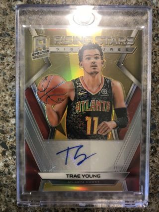 Trae Young 2018 - 19 Panini Spectra Rising Stars Rookie Auto Gold Prizm Rc 07/10