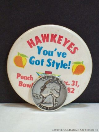 Vintage Iowa Hawkeyes Heileman ' s Old Style Beer Peach Bowl 1982 Football Pin 2