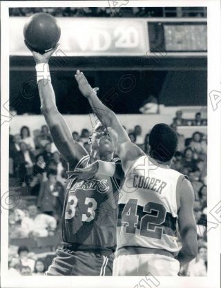 1989 Lakers Basketball Kareem Abdul Jabbar Hook Shot Over W Cooper Press Photo