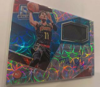2018 - 19 Panini Spectra Blue Trae Young Rookie Patch Auto 49/99 RPA Atlanta Hawks 3